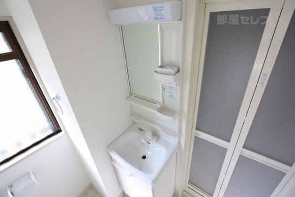 独立洗面台があり、身だしなみを整えるのに役立ちます。