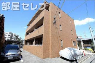茶色のタイル張りのおしゃれなマンション