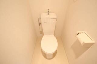清潔感あるトイレです。201号室の写真です。