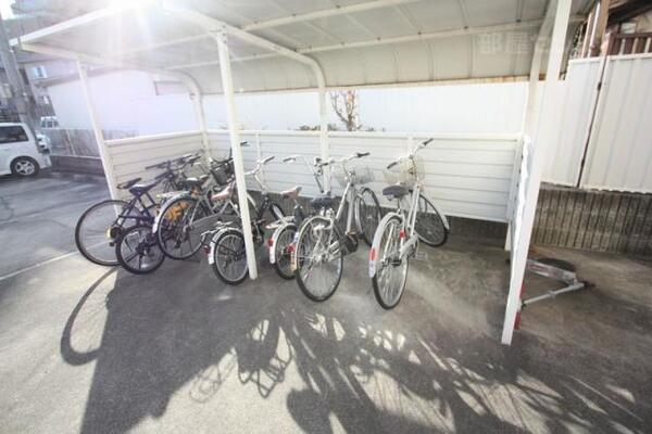 屋根つきの駐輪場です。