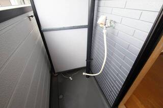 洗濯機置き場はベランダに　そのまま洗濯ものが干せますよ