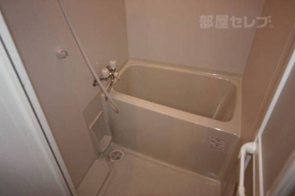 ホワイトで統一されたバスルーム