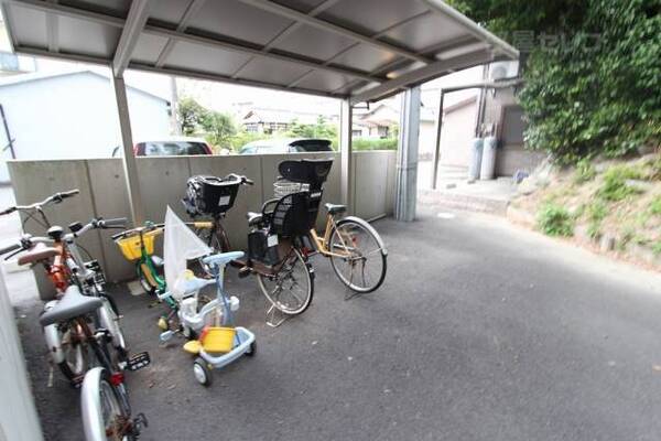 屋根付き自転車置き場です。