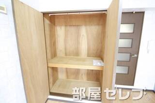 奥行きのある収納。