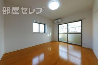 洋室8.3帖のちょっと広めの居室です。