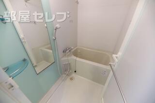 鏡・シャワー付きのお風呂場です。