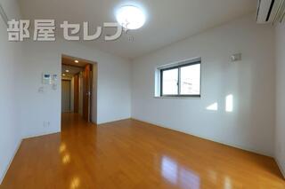 2面採光で明るい居室です。