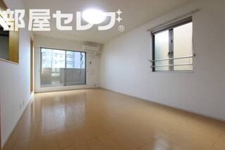 ２面採光の明るいリビングルームです