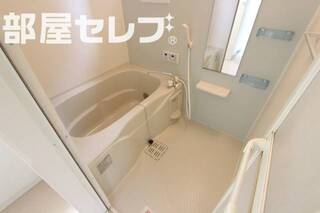 南側に窓があるから明るい浴室です