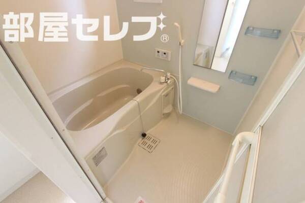 南側に窓があるから明るい浴室です