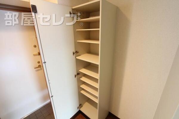 大きな下駄箱なので、たくさん収納できます。（イメージ）