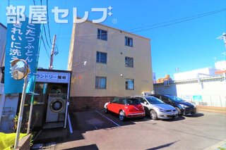 タイル貼りな外観です。