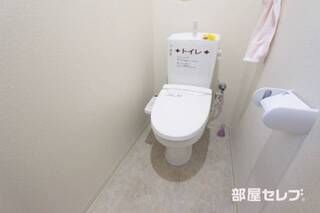 ウォシュレットつきの個室トイレ