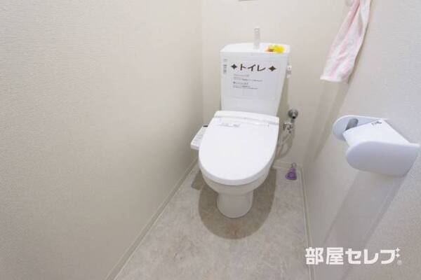 ウォシュレットつきの個室トイレ