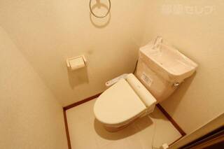 ウォシュレット付きのトイレです。モデル写真です。