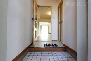 玄関から見ても明るいですね。モデル写真です。