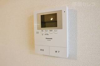 コレで安心。TVモニターホンです。モデル写真です。