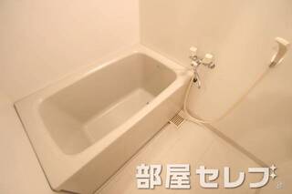 シャワー付きバスルーム。