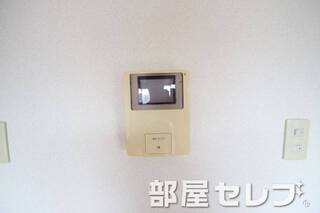 モニターホンで来客者をお知らせします。