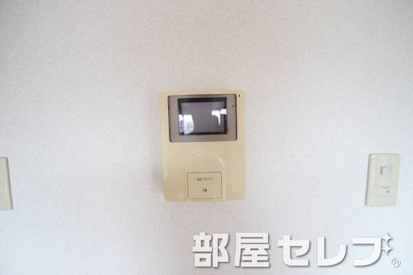 モニターホンで来客者をお知らせします。