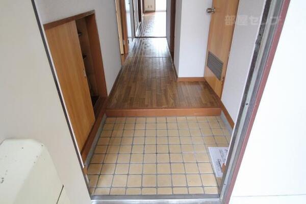 入口から見た靴箱付き玄関です。