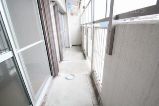 洗濯物も布団も十分に干せるベランダです。