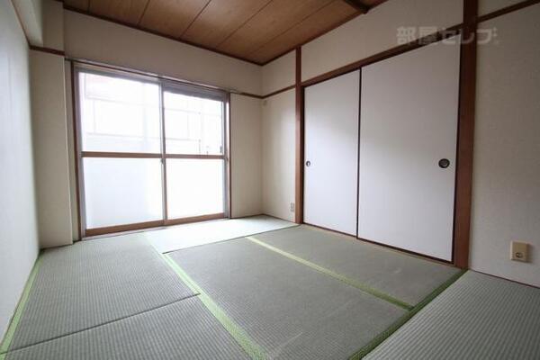 6畳の明るい和室です。