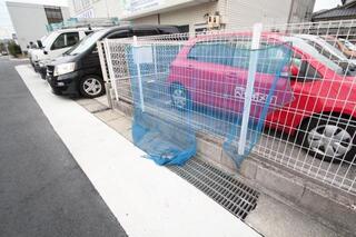 ゴミ捨て場は駐車場隣りです。