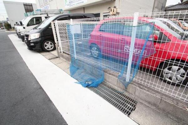 ゴミ捨て場は駐車場隣りです。