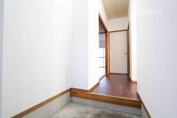 明るそうな雰囲気の玄関です。