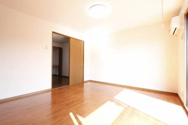 明るいお部屋です。102号室の写真です。
