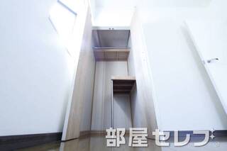 奥行きある収納スペースもあります。