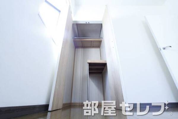奥行きある収納スペースもあります。