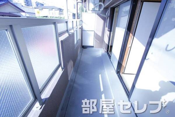 洗濯物もたくさん干せるベランダです。
