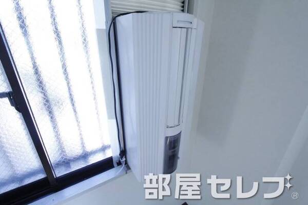 窓付けエアコンはサービス品です。
