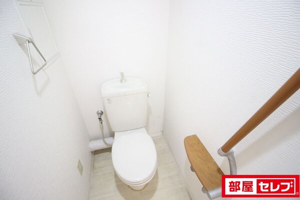 トイレに手摺りを付けております