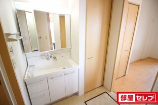 脱衣所にタオル・パジャマが置ける収納あります