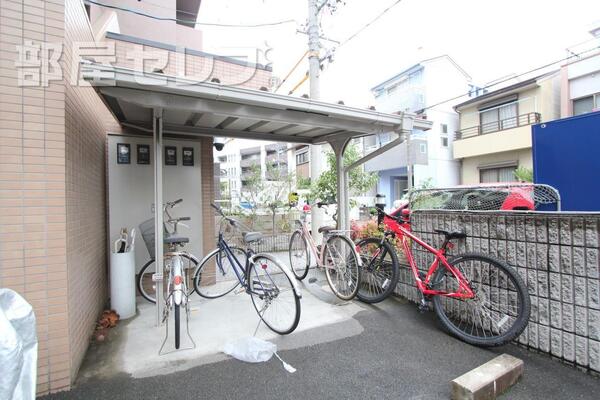 屋根付きの駐輪場です。