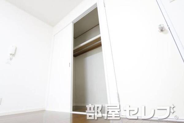 スーツやコートもしっかり収納出来ます。