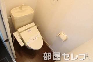 温水洗浄便座付いてますよ。