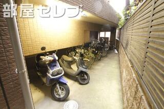 建物裏手に駐輪場。