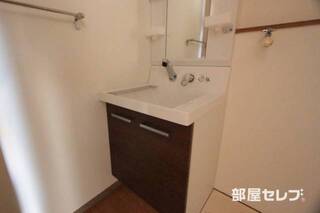 洗面台にも収納があります