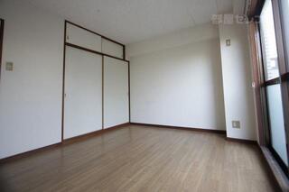 お部屋の一つは洋室です。