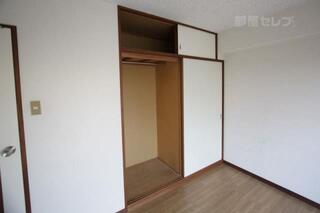 左はハンガーも掛けられるタイプです。
