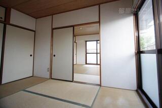真ん中の障子を開けると広く感じます。