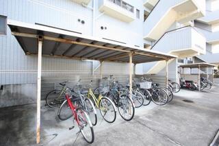 屋根つきの駐輪場です。