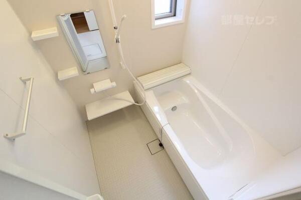 広めの浴槽があるお風呂場です。