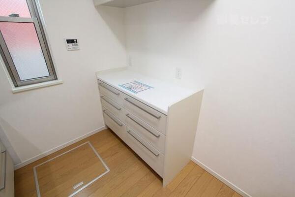 キッチン後ろに棚があります。