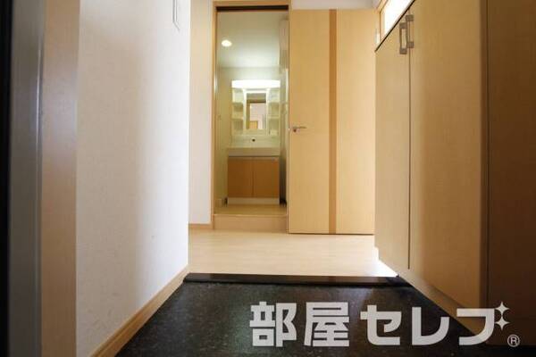 玄関口（302号室）。