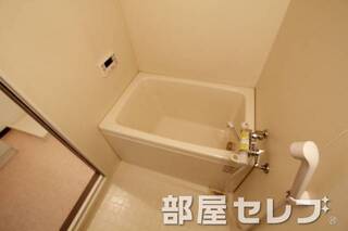 追い焚き機能付きのきれいなお風呂です。